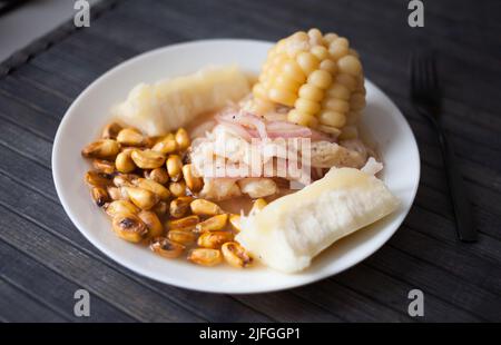 Caviche péruvienne traditionnelle avec yuka et maïs Banque D'Images