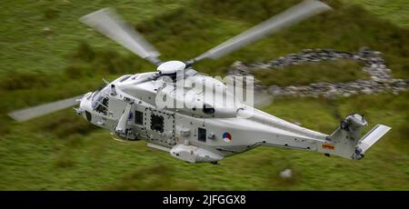 Royal Netherlands Navy, NH90 hélicoptère en détachement au Royaume-Uni à RNAS Culdrose, effectuant un entraînement de vol de bas niveau dans la région Mach Loop de Wale Banque D'Images