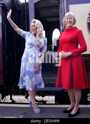 Sheridan Smith (à gauche) et Jenny Agutter avant de monter à bord d'un train à la gare d'Oakworth, West Yorkshire, pour assister à la première mondiale du chemin de fer des enfants de retour à Keighley. Date de la photo: Dimanche 3 juillet 2022. Banque D'Images