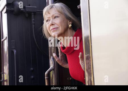 Jenny Agutter à bord d'un train à la gare d'Oakworth, West Yorkshire pour assister à la première mondiale du chemin de fer des enfants de retour à Keighley. Date de la photo: Dimanche 3 juillet 2022. Banque D'Images