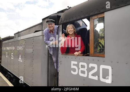 Jenny Agutter à bord d'un train à la gare d'Oakworth, West Yorkshire pour assister à la première mondiale du chemin de fer des enfants de retour à Keighley. Date de la photo: Dimanche 3 juillet 2022. Banque D'Images