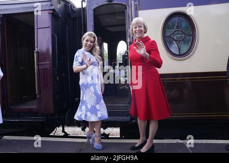 Sheridan Smith (à gauche) et Jenny Agutter avant de monter à bord d'un train à la gare d'Oakworth, West Yorkshire, pour assister à la première mondiale du chemin de fer des enfants de retour à Keighley. Date de la photo: Dimanche 3 juillet 2022. Banque D'Images