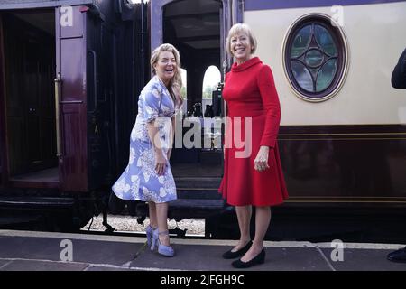 Sheridan Smith (à gauche) et Jenny Agutter avant de monter à bord d'un train à la gare d'Oakworth, West Yorkshire, pour assister à la première mondiale du chemin de fer des enfants de retour à Keighley. Date de la photo: Dimanche 3 juillet 2022. Banque D'Images