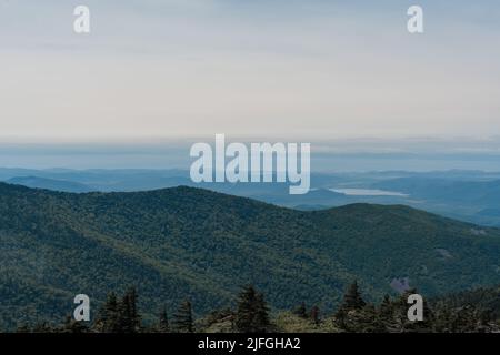 Paysage de montagne. Vue depuis le mont Pidan. Pic de Livadia. Russie. Vladivostok. Photo de haute qualité. Photo de haute qualité Banque D'Images