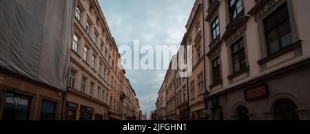 09-03-2022. cracovie-pologne. Les anciens bâtiments de la rue principale dans la vieille ville de Cracovie, ciel nuageux Banque D'Images