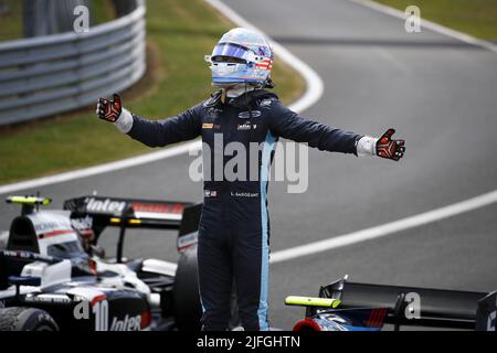 Silverstone, Royaume-Uni. 3rd juillet 2022. Silverstone, Royaume-Uni. 3rd juillet 2022. SARGEANT Logan (etats-unis), Carlin, Dallara F2, portrait célèbre sa victoire lors de la ronde 7th du Championnat de Formule 2 de la FIA 2022, sur le circuit Silverstone, de 1 juillet à 3, 2022 à Silverstone, Royaume-Uni - photo Xavi Bonilla / DPPI crédit: DPPI Media / Alay Live News crédit: DPPI Media/Alamy Live News Banque D'Images