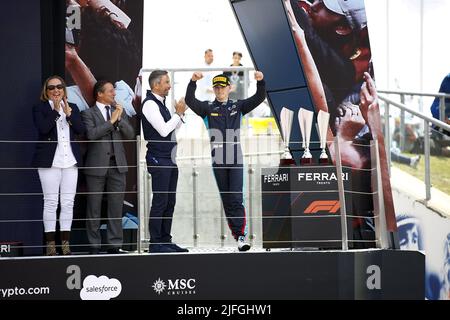 Silverstone, Royaume-Uni. 3rd juillet 2022. Silverstone, Royaume-Uni. 3rd juillet 2022. SARGEANT Logan (etats-unis), Carlin, Dallara F2, portrait célèbre sa victoire lors de la ronde 7th du Championnat de Formule 2 de la FIA 2022, sur le circuit Silverstone, de 1 juillet à 3, 2022 à Silverstone, Royaume-Uni - photo Xavi Bonilla / DPPI crédit: DPPI Media / Alay Live News crédit: DPPI Media/Alamy Live News Banque D'Images