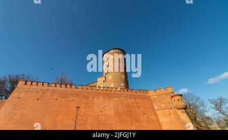 10-03-2022. cracovie-pologne. Le château royal de Wawel est situé dans le centre de Cracovie, en Pologne, sur fond de ciel bleu clair Banque D'Images