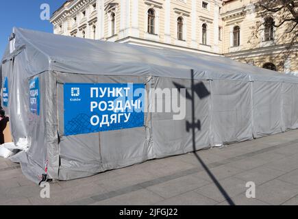 11-03-2022. cracovie-pologne. Tente de faire don de vêtements aux réfugiés ukrainiens qui ont fui l’Ukraine bombardée. 2022 Banque D'Images