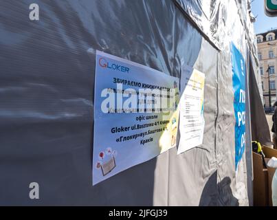 11-03-2022. cracovie-pologne.Panneaux à l'entrée de la tente pour donner des vêtements aux réfugiés ukrainiens qui ont fui l'Ukraine bombardée. 2022 Banque D'Images