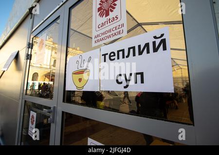 11-03-2022. cracovie-pologne. Entrée dans une salle à manger pour les réfugiés d'Ukraine sur la plaza près du centre commercial Galeria Krakowska. Banque D'Images