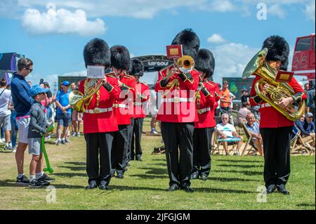 Les bandsmen et les trompettistes en uniforme de soldats se déroulent au LIV Golf Invitational London, au Centurion Club Banque D'Images