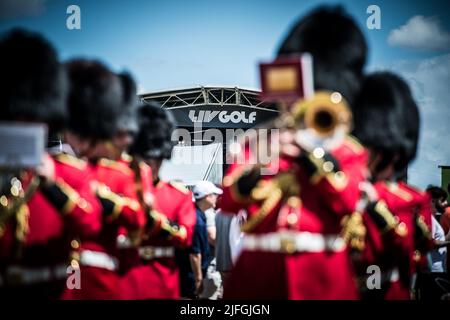 Les bandsmen et les trompettistes en uniforme de soldats se déroulent au LIV Golf Invitational London, au Centurion Club Banque D'Images