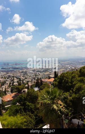 Vue de dessus de la ville de Haïfa et du port - sur fond de ciel nuageux Banque D'Images