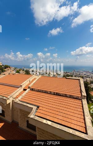 Vue de dessus de la ville de Haïfa et du port - sur fond de ciel nuageux Banque D'Images