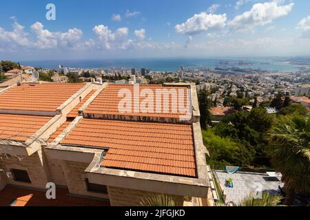 Vue de dessus de la ville de Haïfa et du port - sur fond de ciel nuageux Banque D'Images