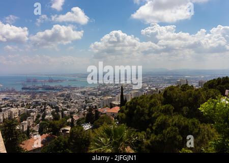 Vue de dessus de la ville de Haïfa et du port - sur fond de ciel nuageux Banque D'Images