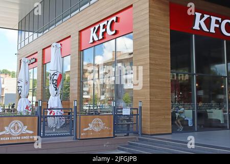 Vinnytsia, Ukraine - 18 juin 2022: Restaurant KFC. Kentucky Fried Chicken est une chaîne de restauration rapide américaine dont le siège social se trouve à Louisville Banque D'Images