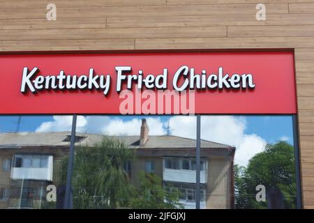 Vinnytsia, Ukraine - 18 juin 2022: Restaurant KFC. Kentucky Fried Chicken est une chaîne de restauration rapide américaine dont le siège social se trouve à Louisville Banque D'Images