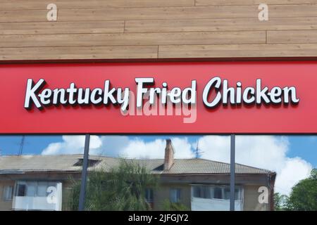 Vinnytsia, Ukraine - 18 juin 2022: Restaurant KFC. Kentucky Fried Chicken est une chaîne de restauration rapide américaine dont le siège social se trouve à Louisville Banque D'Images