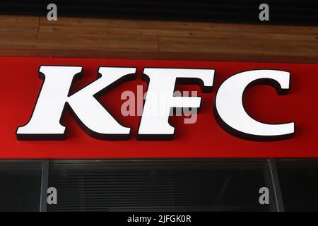 Vinnytsia, Ukraine - 18 juin 2022: Restaurant KFC. Kentucky Fried Chicken est une chaîne de restauration rapide américaine dont le siège social se trouve à Louisville Banque D'Images