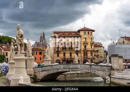 Padoue, ville célèbre, Prato della Valle, l'une des plus grandes d'Europe. Vénétie, Italie. En arrière-plan la basilique médiévale de Sant Antonio di Padova. Banque D'Images