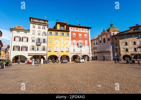 Piazza del Duomo, place de la cathédrale dans la ville de trente avec les maisons typiques. Maisons décorées de fresques de Cazuffi Rella, XVIe siècle. Trentin-Haut-Adige, Italie. Banque D'Images