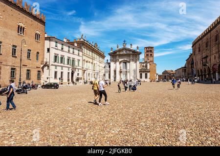 Place Sordello avec la cathédrale Saint-Pierre, le Palais des Evêques, le Palais Ducal (Palazzo Ducale), dans le centre-ville de Mantoue, Lombardie, Italie, Europe. Banque D'Images