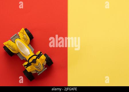 Jouet en forme de VTT sur fond jaune et rouge Banque D'Images
