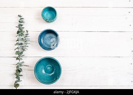 Trois plaques de céramique turquoise vides. Pose à plat Banque D'Images