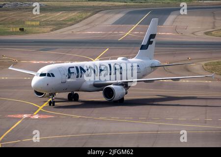 Helsinki / Finlande - 2 JUILLET 2022 : un Airbus A320, exploité par le transporteur de pavillon finlandais Finnair, en train de rouler à l'aéroport d'Helsinki Banque D'Images