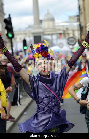 Florent Bidoit - designer de mode français basé à Londres - au défilé Pride in London, le 2nd juillet 2022. Whitehall, Trafalgar Square derrière Banque D'Images