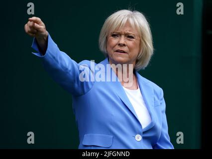 Sue Barker lors du septième jour des Championnats de Wimbledon 2022 au All England Lawn tennis and Croquet Club, Wimbledon. Date de la photo: Dimanche 3 juillet 2022. Banque D'Images