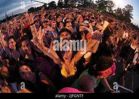 Le public assistant au concert de la chanteuse italienne Cesare Cremonini au parc de course Imola. 2 juillet 2022, Imola (Bologne), Italie Banque D'Images