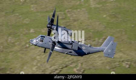 USAF CV-22 Osprey volant de bas niveau à travers les vallées galloises, Banque D'Images