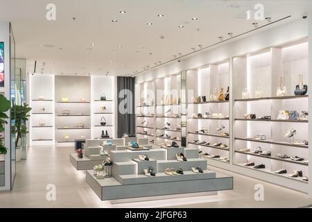 Un magasin de mode de luxe avec intérieur blanc Banque D'Images
