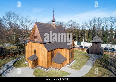 Ancienne église paroissiale en bois de mélèze de style gothique Saint-Bartholomew à Mogiła, Cracovie, Pologne. Construit en 15th siècle avec des modifications ultérieures en 18th siècle. Ouh Banque D'Images