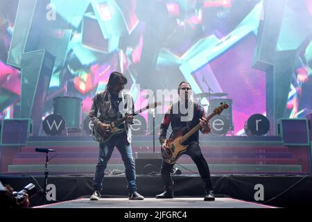 Rivières Cuomo et Scott Shriner, Weezer se produit lors de la méga Tour Hella - arène de Paris la Défense à Paris, en France, sur 2 juillet 2022. Photo de Christophe Meng/ABACAPRESS.COM Banque D'Images