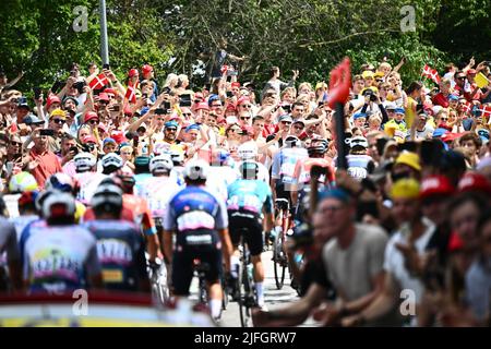 Vejle à Sonderborg, Danemark. 3rd juillet 2022. Sonderborg, Danemark. 03rd juillet 2022. Les amateurs de cyclisme applaudissent à la troisième étape de la course cycliste Tour de France, 182km de Vejle à Sonderborg, Danemark, le dimanche 03 juillet 2022. Le Tour de France de cette année a lieu du 01 au 24 juillet 2022 et commence par trois étapes au Danemark. BELGA PHOTO JASPER JACOBS crédit: Belga News Agency/Alay Live News crédit: Belga News Agency/Alay Live News Banque D'Images