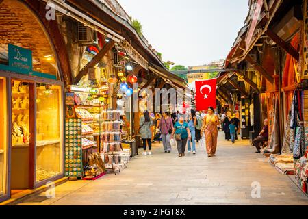 Istanbul, Turquie - 29 mai 2022: Bazar à Istanbul avec les gens. C'est un des marchés en Turquie Banque D'Images