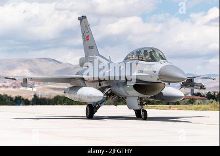 Un avion de chasse Faucon F-16 de l'armée de l'air turque à la base aérienne de Konya en Turquie. Banque D'Images