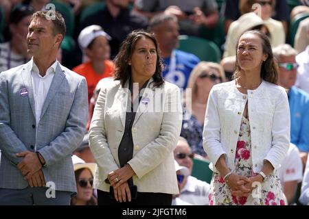 Les anciens champions de Wimbledon Pat Cash (à gauche), Conchita Martinez (au centre) et Martina Hingis pendant le septième jour des Championnats de Wimbledon 2022 au All England Lawn tennis and Croquet Club, Wimbledon. Date de la photo: Dimanche 3 juillet 2022. Banque D'Images