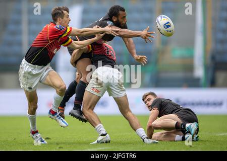 Krakau, Pologne. 02nd juillet 2022. Rugby: Championnat masculin 7s, championnat européen de rugby à sept; tournoi 2nd à Cracovie, 1-3 juillet 2022. Match de groupe Allemagne - Belgique. Matias Remue (Belgique, 13) s'attaque à Ben Ellermann (Allemagne, 8). À droite, Jack Hunt (Allemagne, 11) se trouve sur le terrain. Credit: Jürgen Kessler/dpa/Alay Live News Banque D'Images