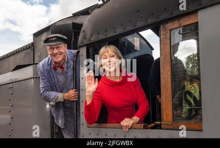 Jenny Agutter à bord d'un train à la gare d'Oakworth, West Yorkshire pour assister à la première mondiale du chemin de fer des enfants de retour à Keighley. Date de la photo: Dimanche 3 juillet 2022. Le crédit photo devrait se lire comme suit : Danny Lawson/PA Wire Banque D'Images