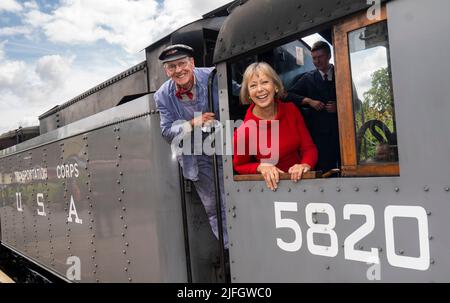 Jenny Agutter à bord d'un train à la gare d'Oakworth, West Yorkshire pour assister à la première mondiale du chemin de fer des enfants de retour à Keighley. Date de la photo: Dimanche 3 juillet 2022. Le crédit photo devrait se lire comme suit : Danny Lawson/PA Wire Banque D'Images