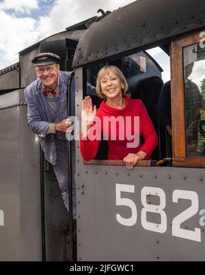 Jenny Agutter à bord d'un train à la gare d'Oakworth, West Yorkshire pour assister à la première mondiale du chemin de fer des enfants de retour à Keighley. Date de la photo: Dimanche 3 juillet 2022. Le crédit photo devrait se lire comme suit : Danny Lawson/PA Wire Banque D'Images