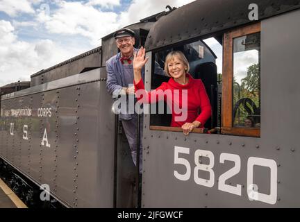 Jenny Agutter à bord d'un train à la gare d'Oakworth, West Yorkshire pour assister à la première mondiale du chemin de fer des enfants de retour à Keighley. Date de la photo: Dimanche 3 juillet 2022. Le crédit photo devrait se lire comme suit : Danny Lawson/PA Wire Banque D'Images