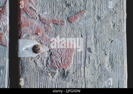 Vieux plancher sale. Une étiquette en aluminium portant le numéro 6 cloué à la carte. Tache de peinture brune séchée sur la surface en bois. Il y a des espaces dans le sol Banque D'Images