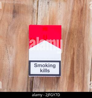 PHARE, THAÏLANDE - 9 MARS 2016. Paquet de cigarettes Marlboro sur table en bois, fabriqué par Philip Morris. Marlboro est la plus grande marque de vente de cigarettes Banque D'Images