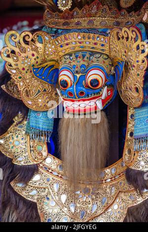 Masque de Barong traditionnel balinais lors de la cérémonie de rue à Ubud, île de Bali, Indonésie. Gros plan Banque D'Images